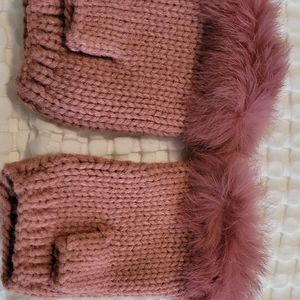 Fingerless knitted gloves
